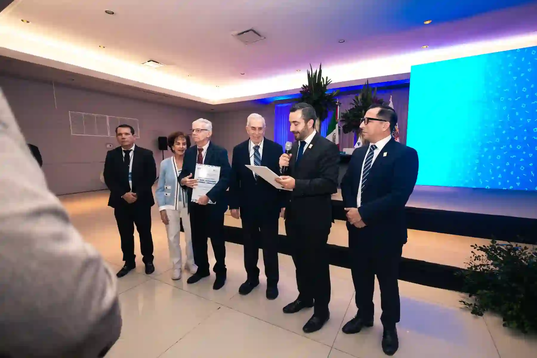 Entrega de reconocimientos durante una actividad institucional de CANACO Ciudad Victoria.
