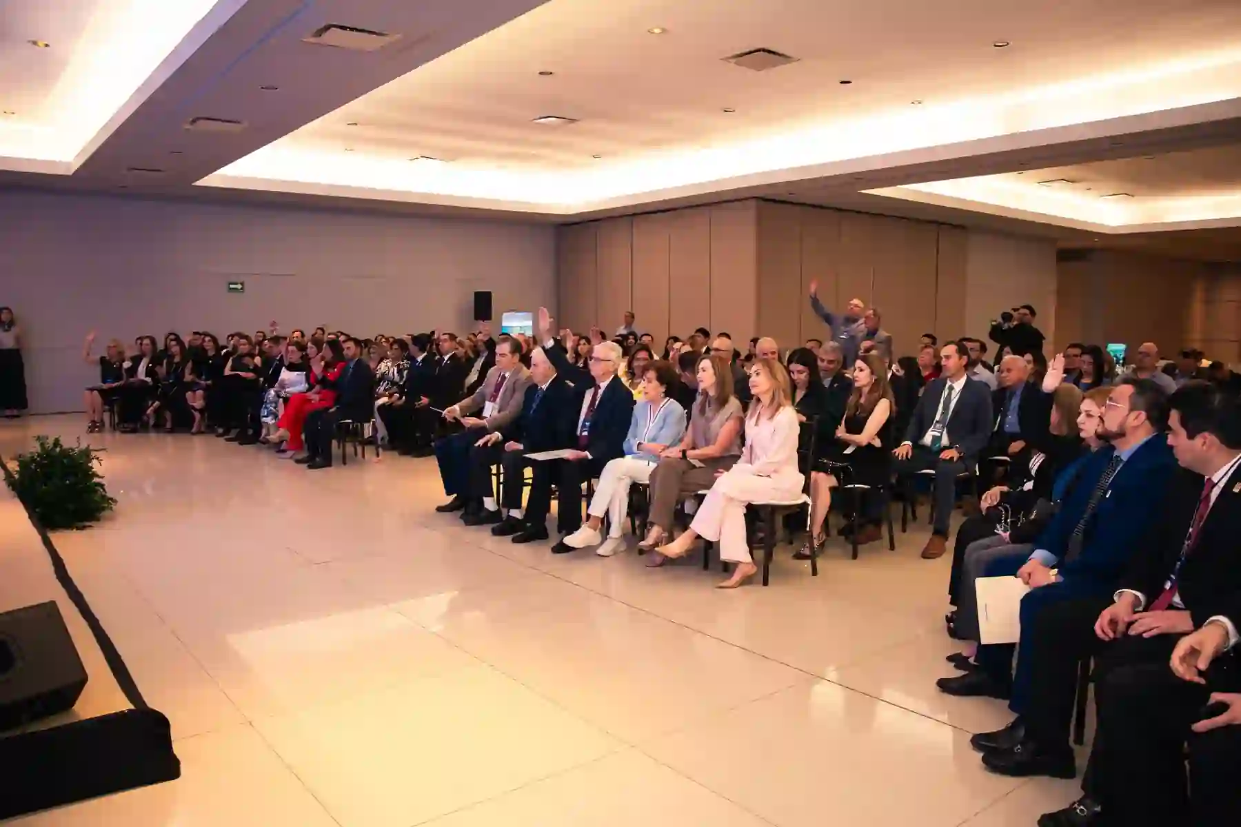 Asistentes reunidos durante un encuentro institucional de CANACO Ciudad Victoria.